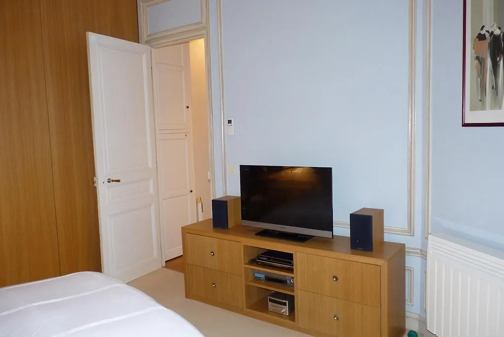 Apartment Prestigious 2 Bedroom Near Champs Elysees Paris