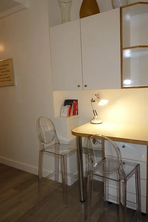 Prestigious 2 Bedroom Near Champs Elysees * Paris