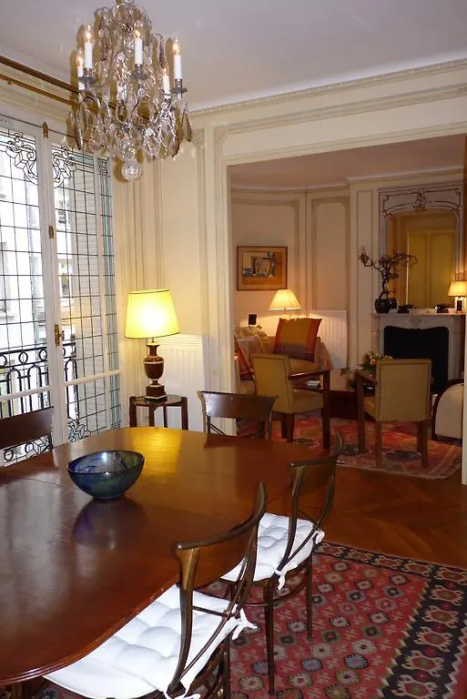 Prestigious 2 Bedroom Near Champs Elysees Apartment *