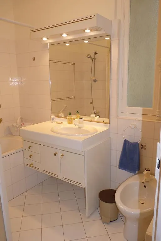 Prestigious 2 Bedroom Near Champs Elysees * Paris