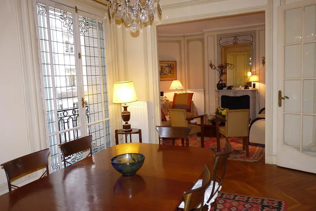 Prestigious 2 Bedroom Near Champs Elysees Apartment