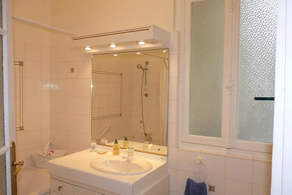 Prestigious 2 Bedroom Near Champs Elysees Apartment *